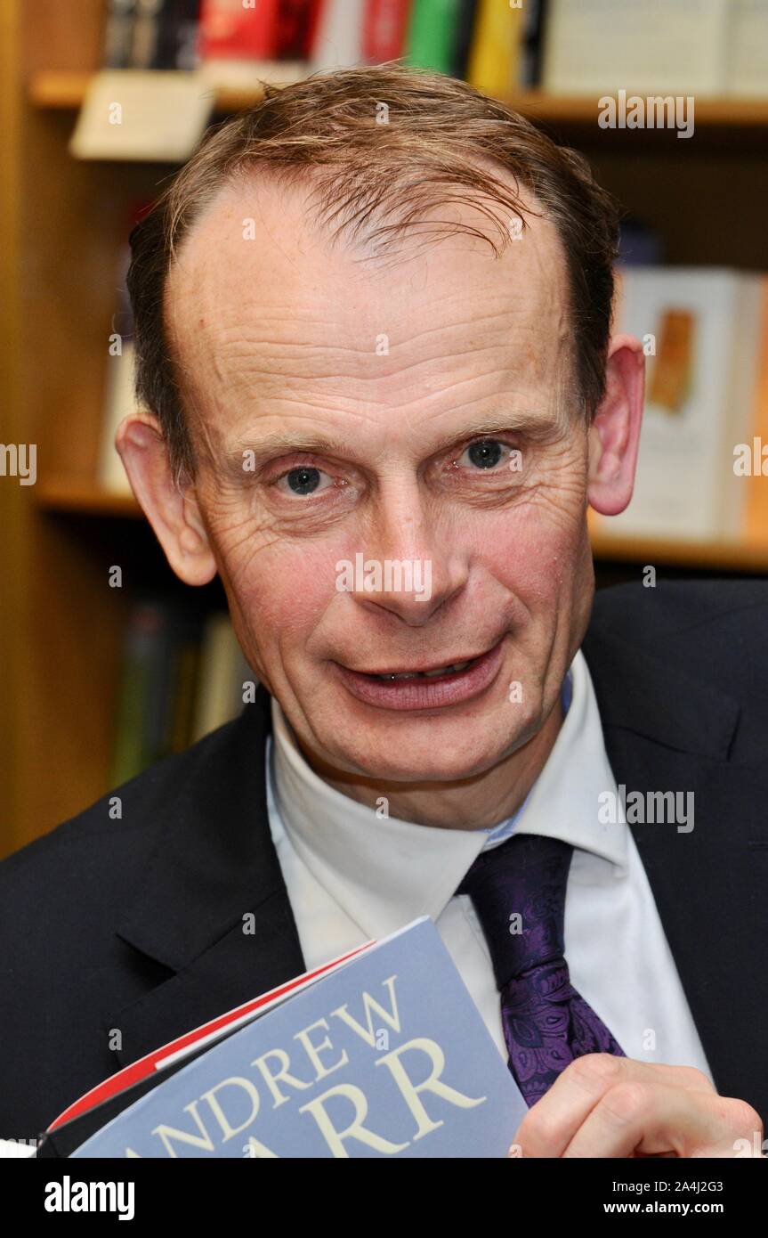 Andrew Marr. Unterzeichnung der "Christmas Extravaganza", Waterstones, Gower Street, London. Großbritannien Stockfoto