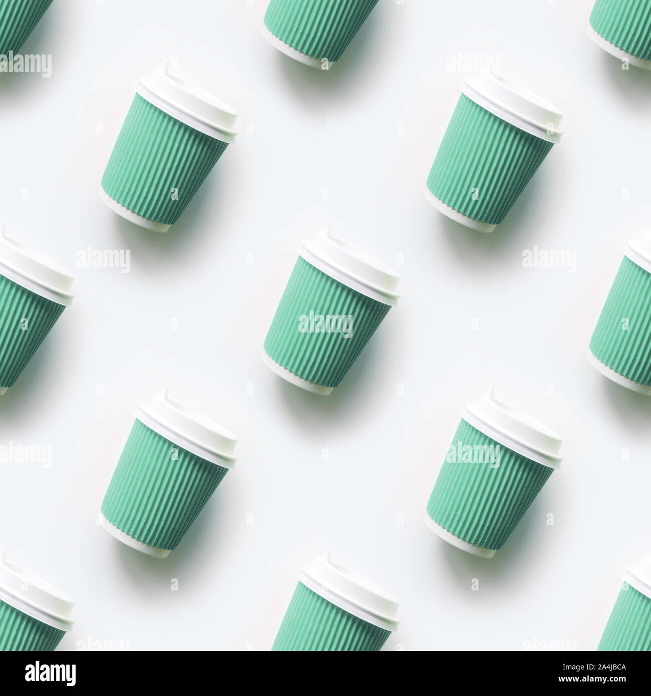Viele grüne Tasse Kaffee zum Mitnehmen pappbecher als nahtlose Muster auf weißem Hintergrund. Flach Stil. Ansicht von oben. Stockfoto