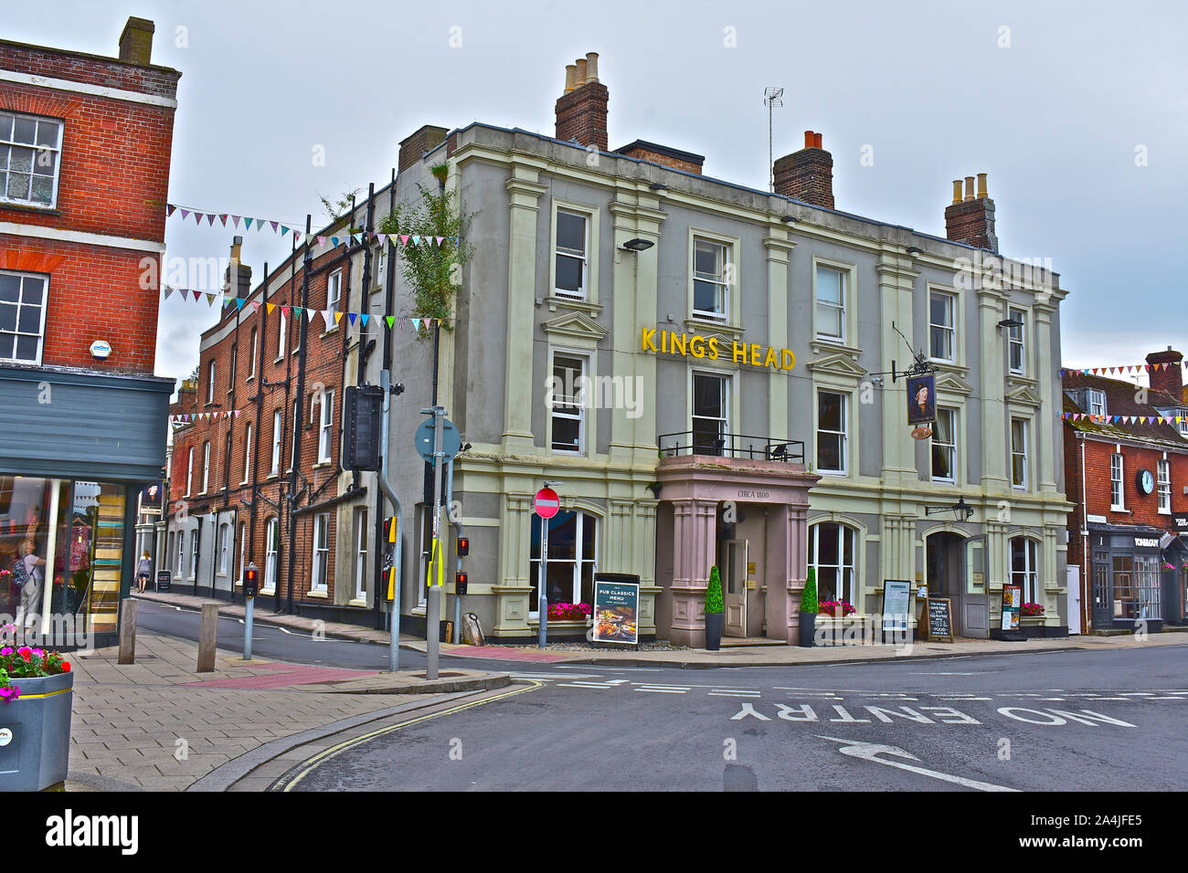 The King's Head Hotel ist ein imposantes Gebäude auf dem zentralen Platz der Brunnen - - Markt Stadt Wimborne Minster. Stockfoto