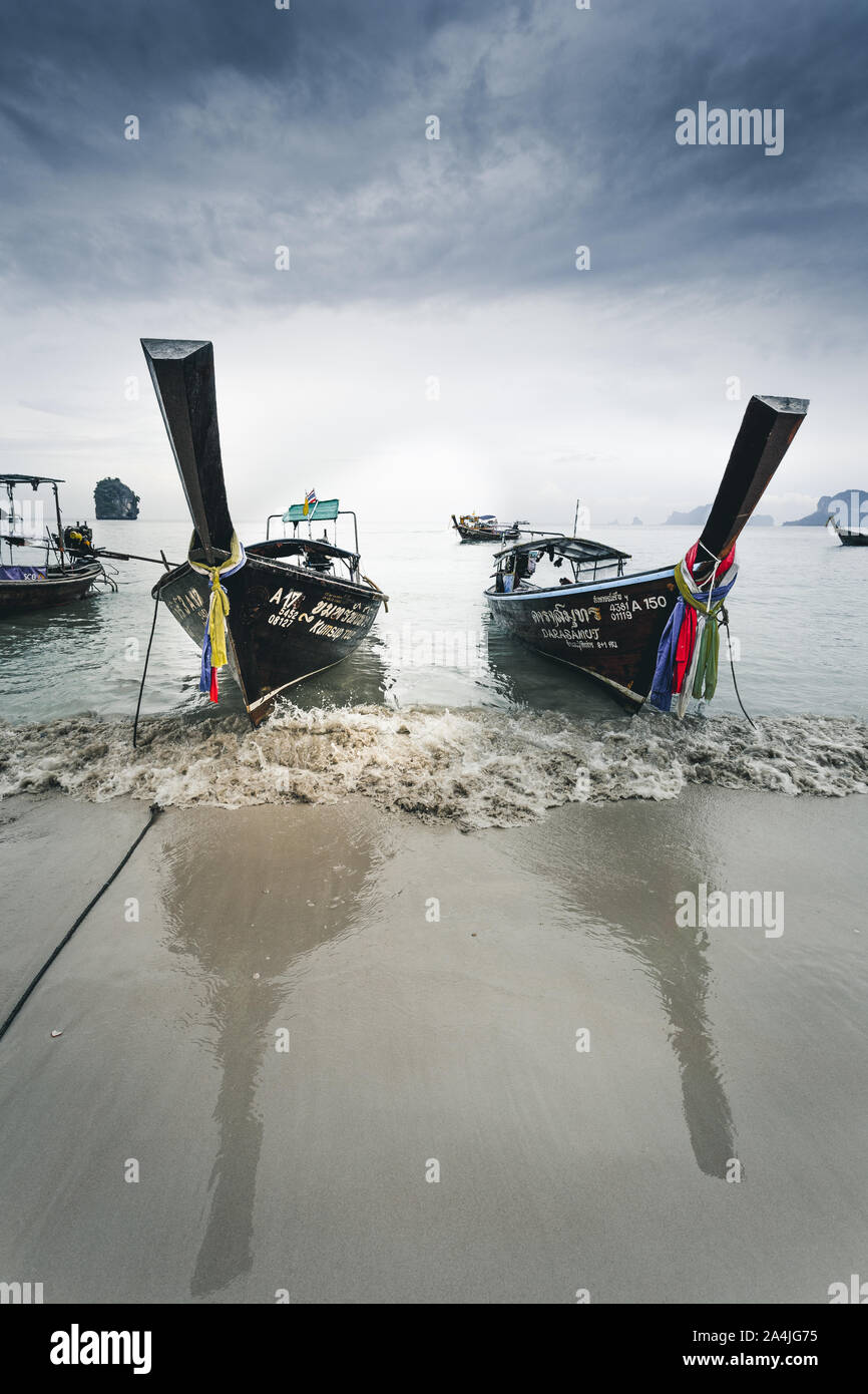 Zwei Longtail Boote am Railay Beach in Thailand Stockfoto