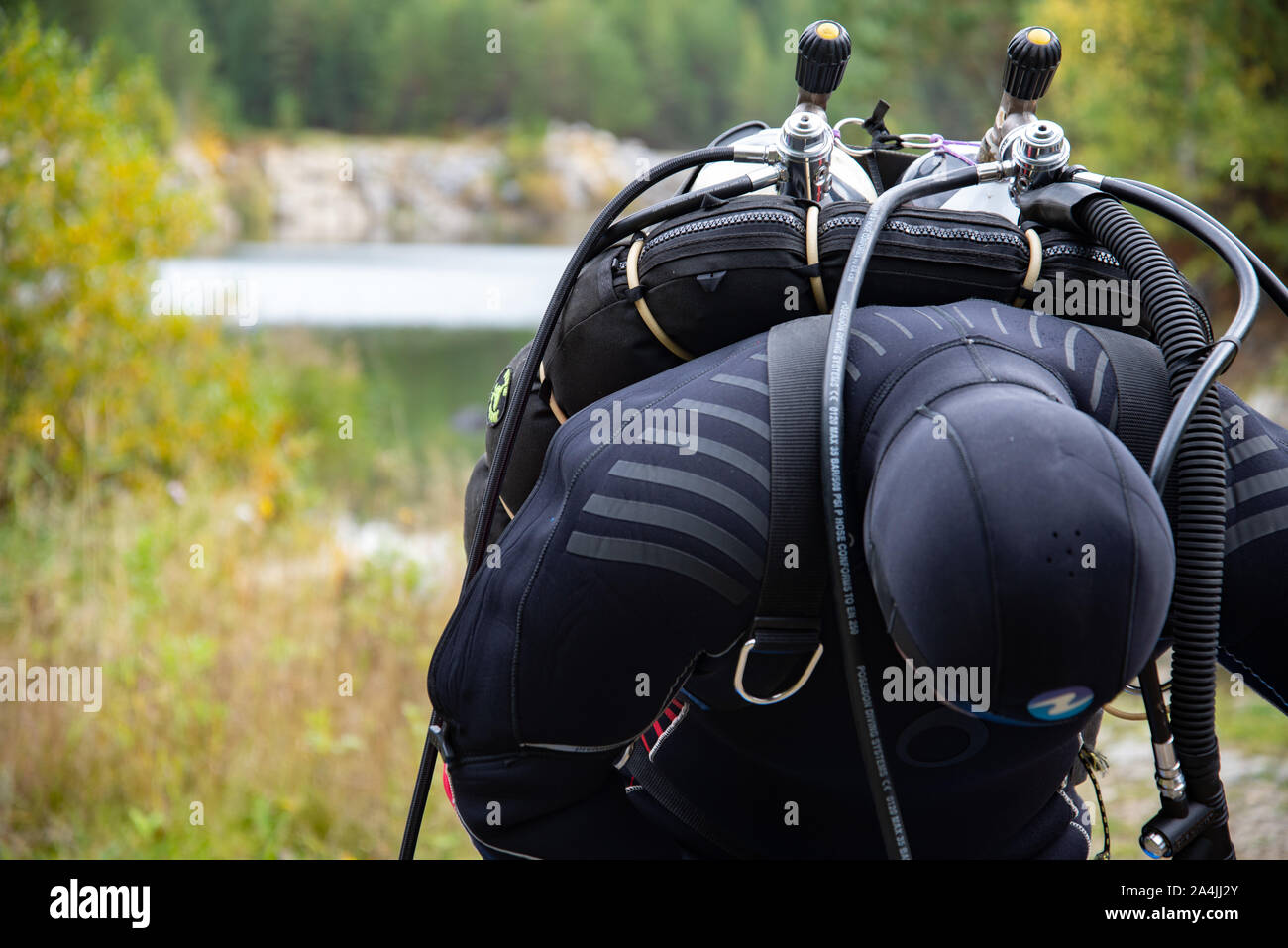 Paayanne See, Finnland - September 2019. Diver prüft Geräte in der Nähe des Sees. Männliche Taucher im Neoprenanzug überprüfen Ausrüstungen vor dem Eintauchen. Stockfoto