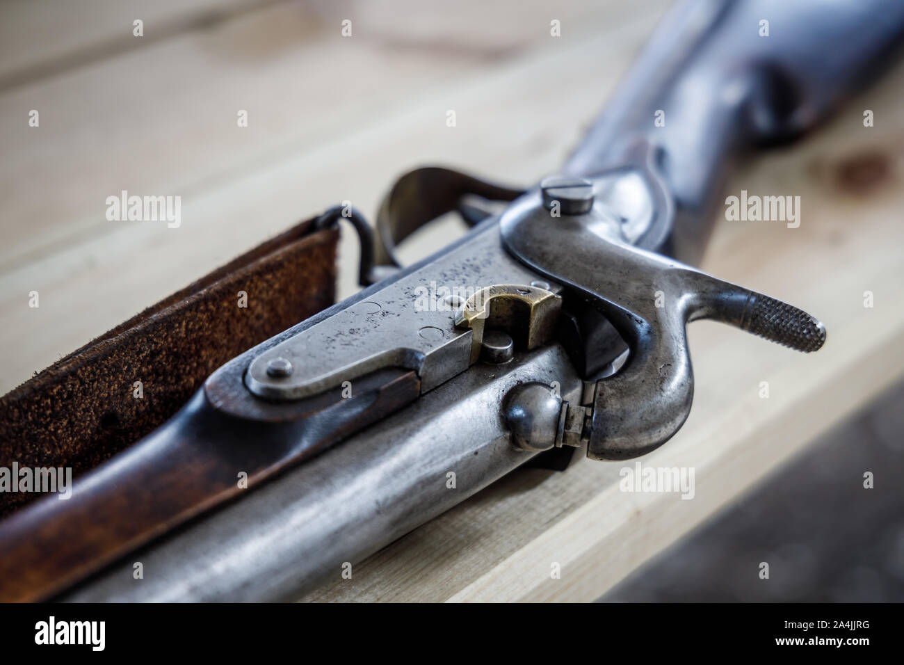 Antike flintlock Gewehr liegt auf einem Holztisch. Stockfoto