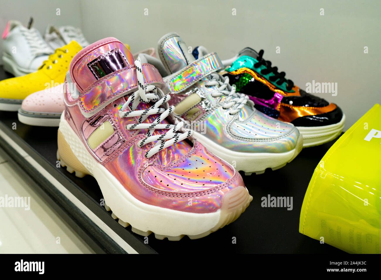 Tscheljabinsk, Russland - August 2019. Reihen von Schön, elegant, farbigen Damen Schuhe im Regal. Women's Schuhgeschäft. Horizontale Rahmen Stockfoto