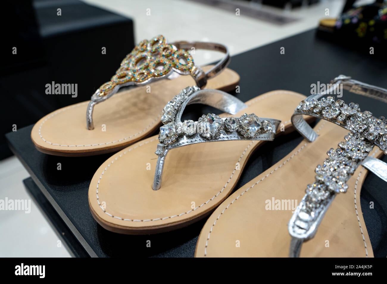 Tscheljabinsk, Russland - August 2019. Damen Sandalen. Reihen von Schön, elegant, farbigen Damen Schuhe im Regal. Women's Schuhgeschäft. Hor Stockfoto