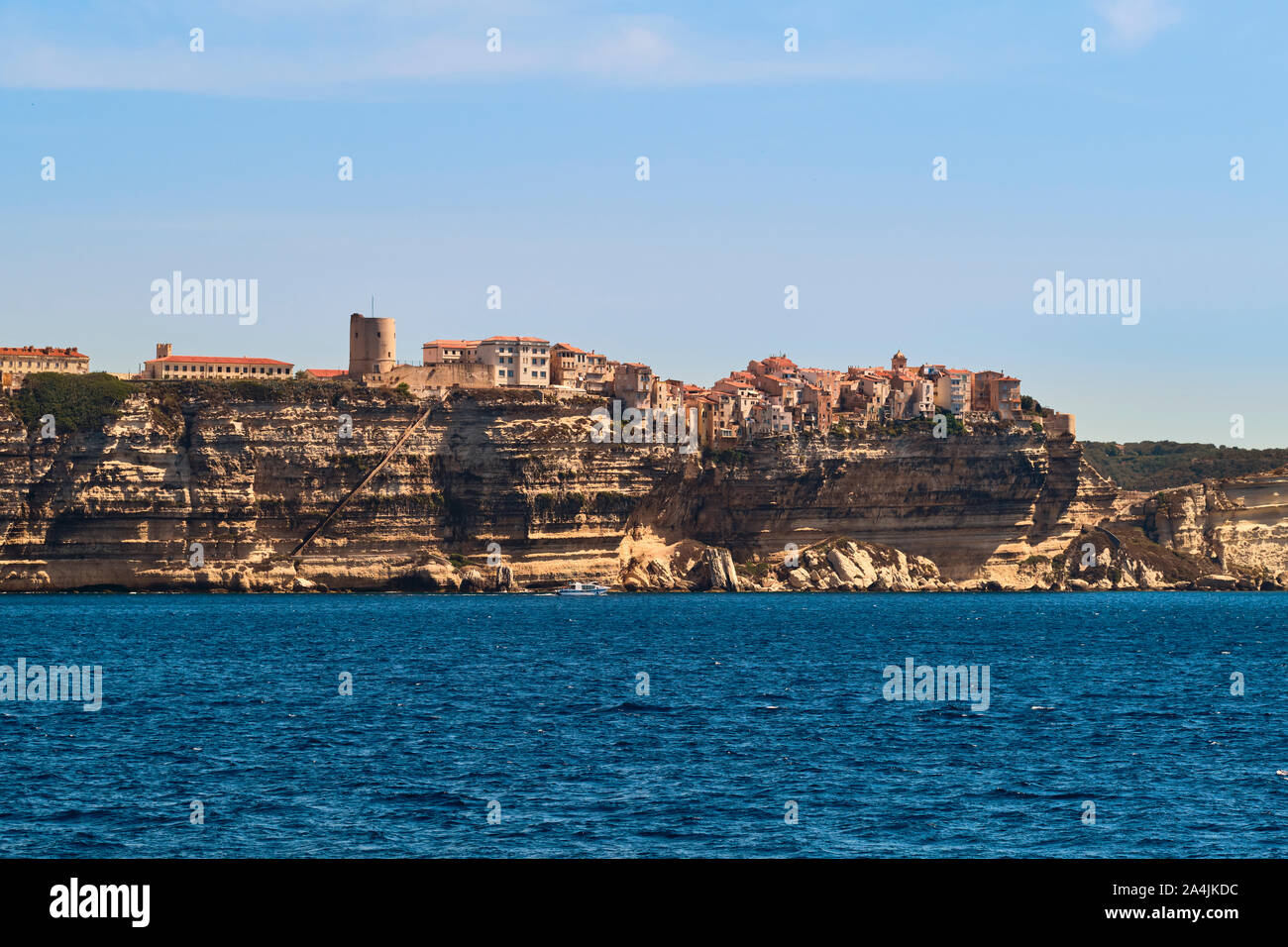 Die Limestone Küste und clifftop Zitadelle Stadt Bonifacio liegt an der südlichen Spitze von der französischen Insel Korsika - Corse du Sud Frankreich Stockfoto