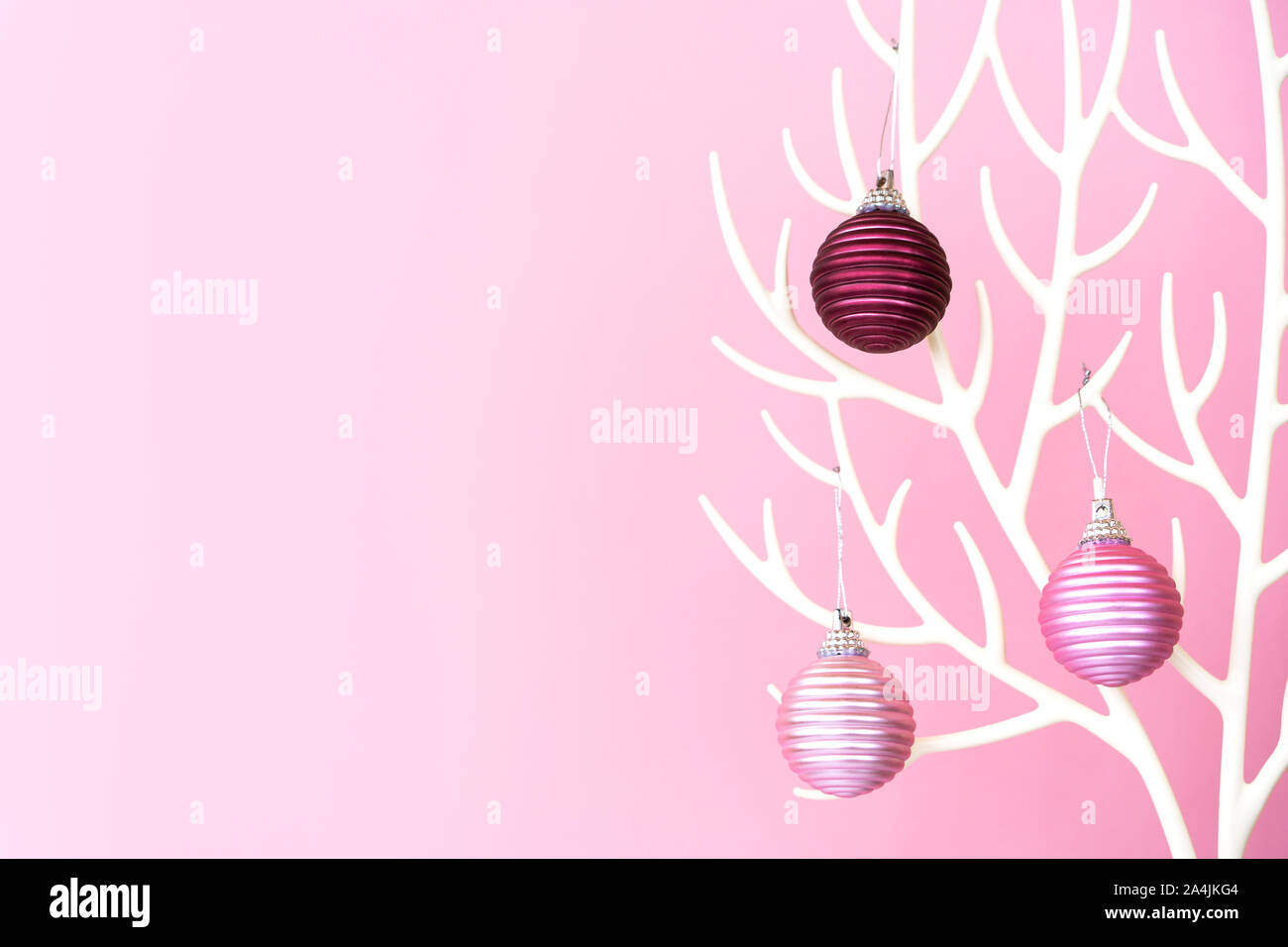 Weihnachtsbaum aus weißem Hörner und Christbaumkugel Dekoration auf der rosa Hintergrund Stockfoto