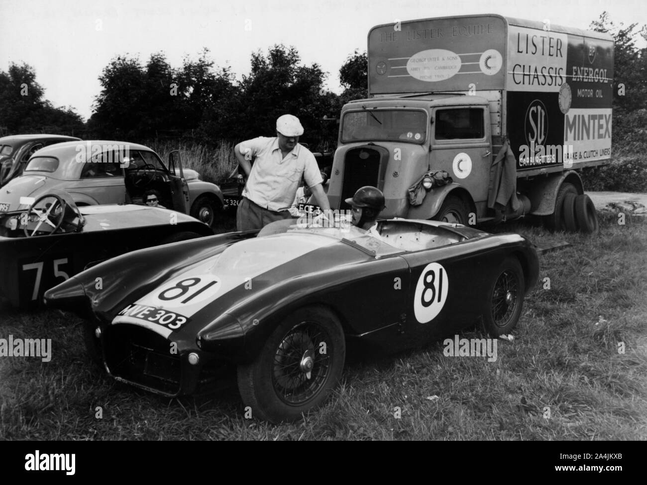Lister Bristol mit Archie Scott Brown und Brian Lister im Fahrerlager 1954. Stockfoto