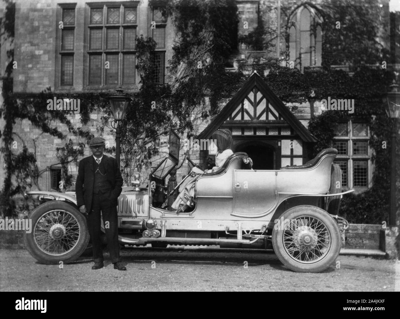 John Scott Montagu mit Rolls Royce Silver Ghost außerhalb Palace House 1910. Stockfoto