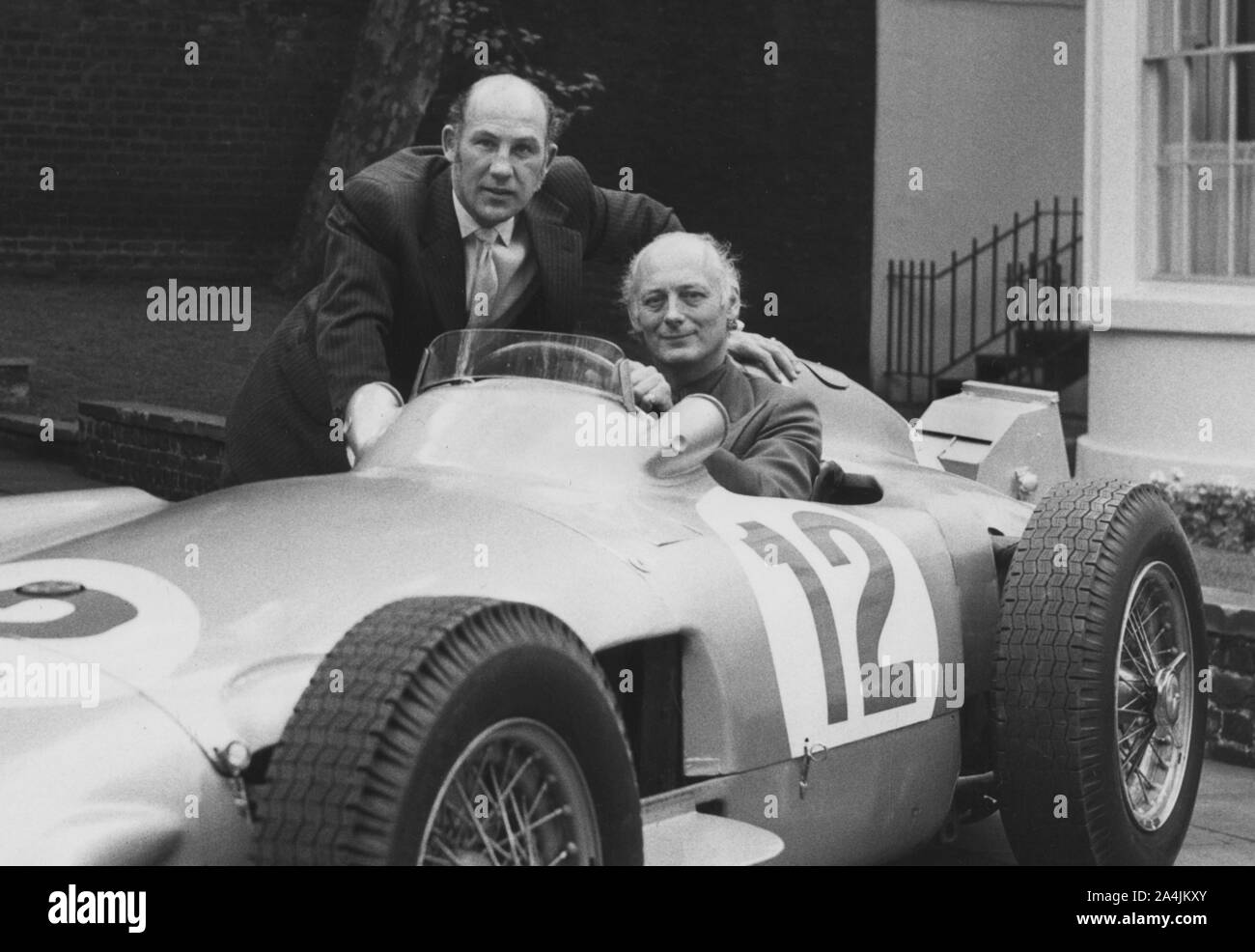 Herr Montagu in Mercedes W 196 mit Stirling Moss, Anfang der 70er Jahre. Stockfoto