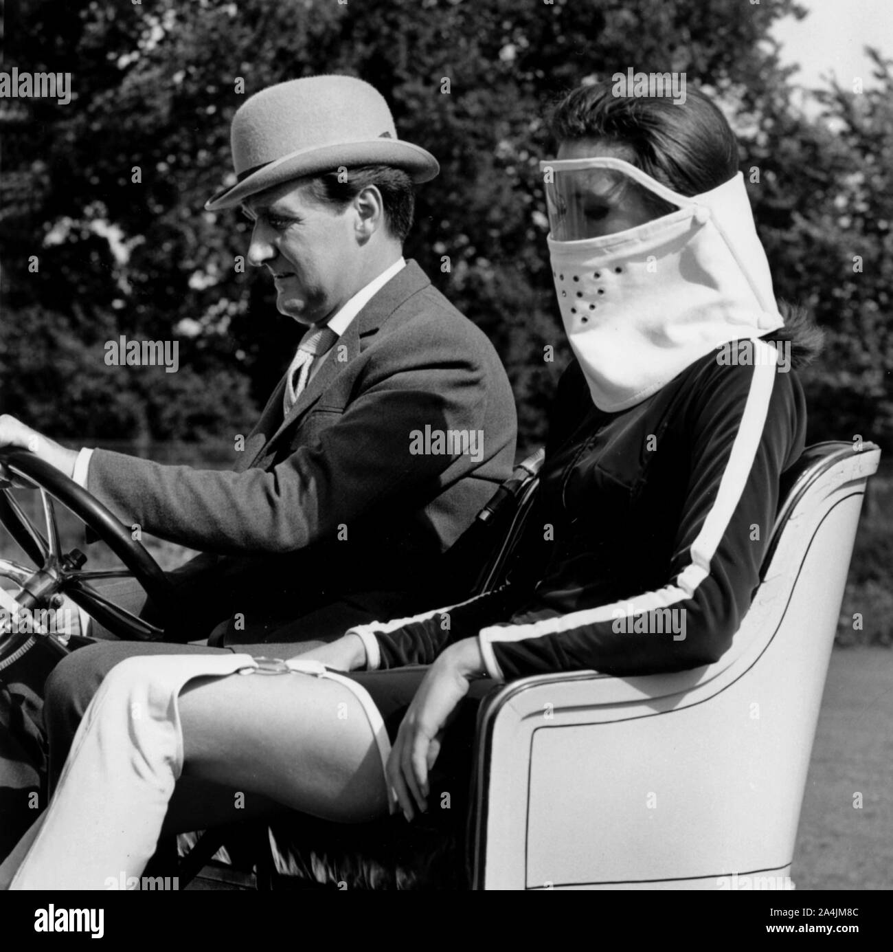 Patrick Macnee &Amp; Diana Rigg 1905 Vauxhall Dreharbeiten die Rächer in Beaulieu 1966. Stockfoto