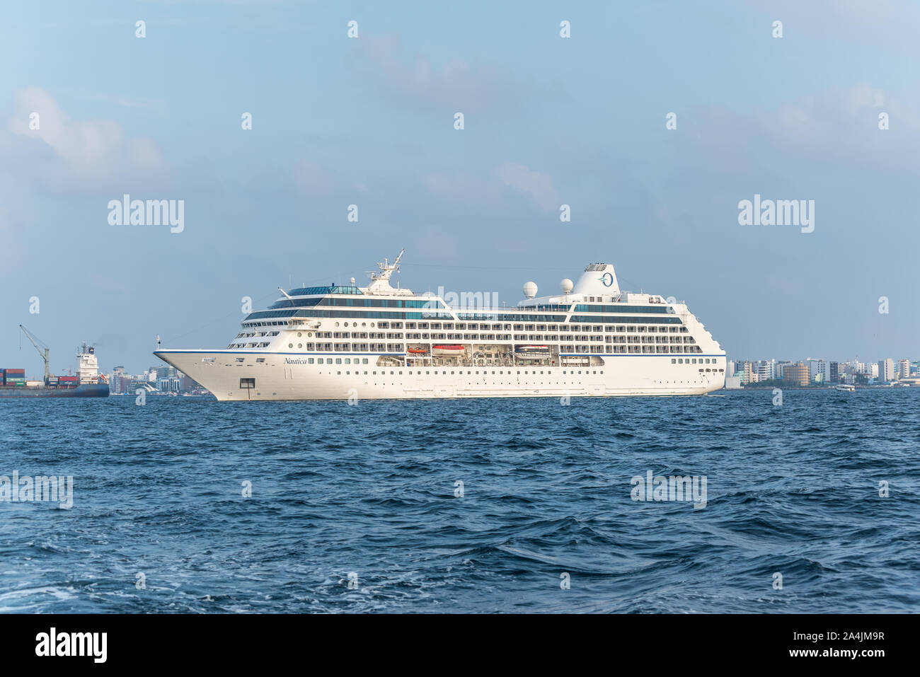 Male, Malediven - November 17, 2017: Oceania Cruises Nautica Kreuzfahrtschiff in der äußere Hafen der männlichen Insel vom Boot auf den Malediven, Indischer O gesehen Stockfoto