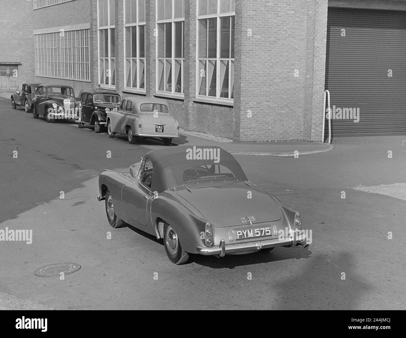 1955 Daimler Eroberung Roadster von Hooper in Norman Weisheit Film "in der Welt". Stockfoto