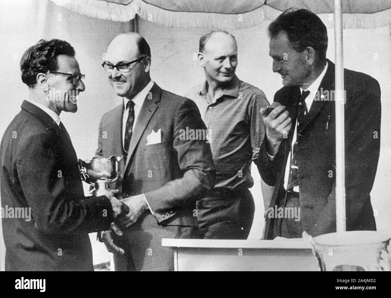 Murray Walker 1963, Lord Montagu im Hintergrund. Stockfoto