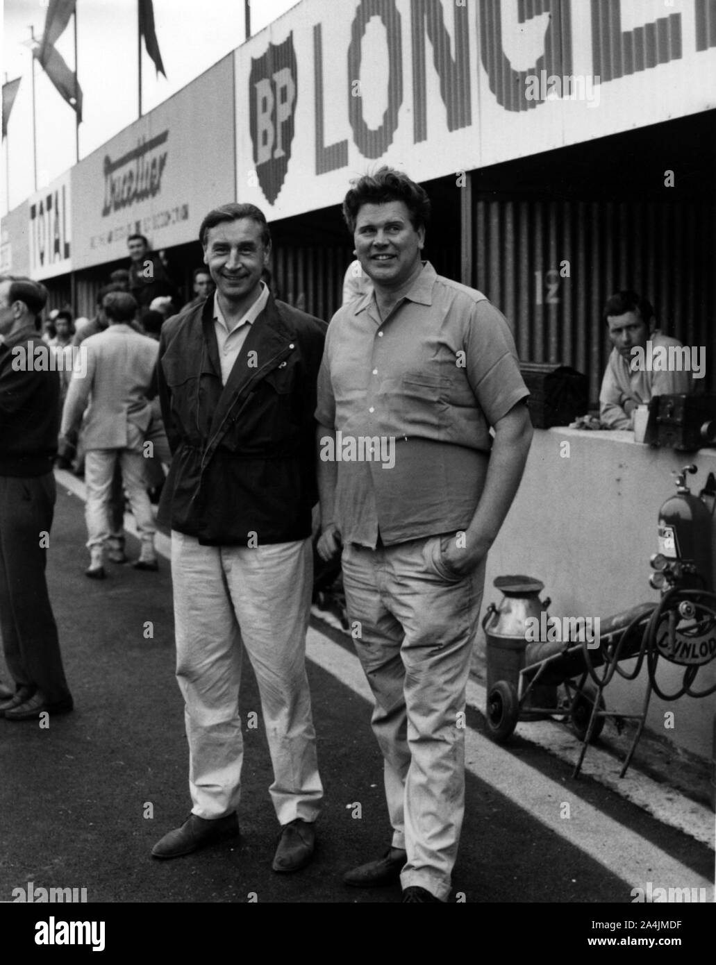 Tim Parnell (rechts) und Roy Salvadori 1965. Stockfoto