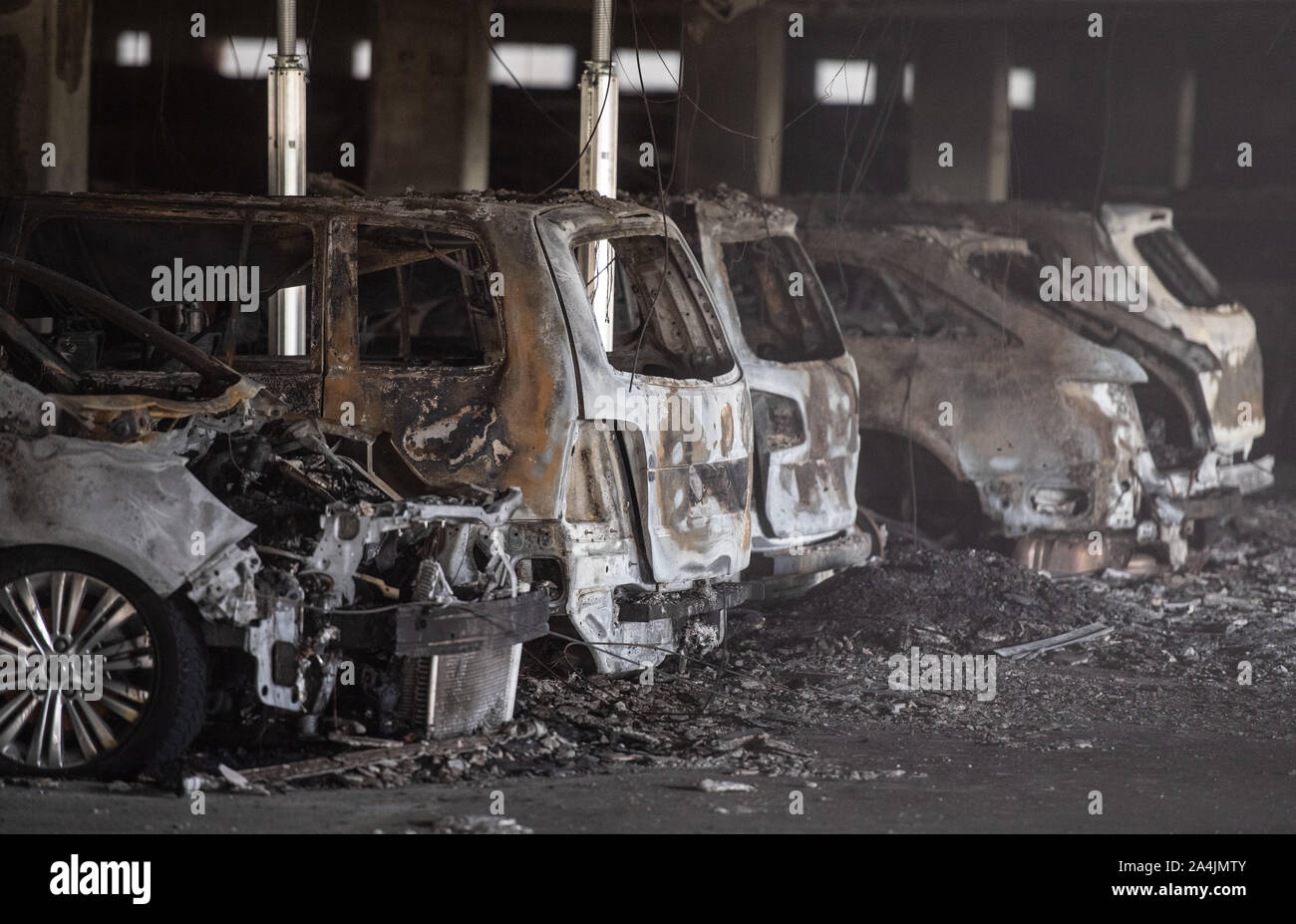 15. Oktober 2019, Nordrhein-Westfalen, Münster/Osnabrück: Ausgebrannte Autos sind in einem Multi geparkt - Parkhaus in Münster Osnabrück Flughafen. Am Flughafen Münster Osnabrück (FMO), rund 65 Autos in Brand geraten in ein Parkhaus am Montag Abend. Foto: Bernd Thissen/dpa Stockfoto