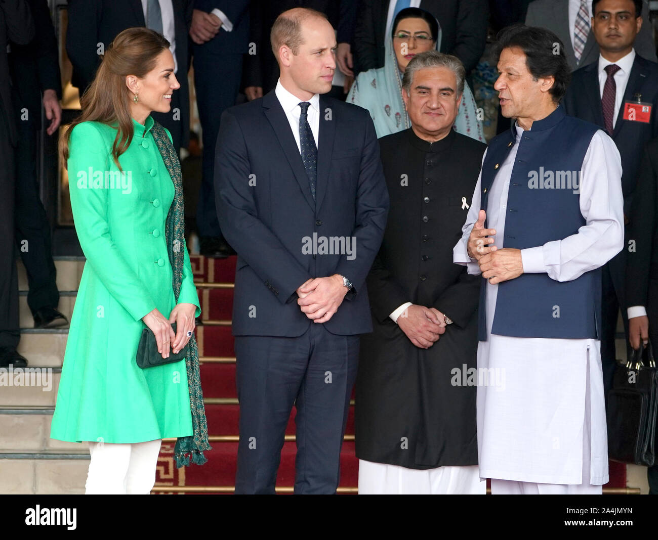 Der Herzog und die Herzogin von Cambridge mit dem Premierminister von Pakistan Imran Khan (rechts) nach einem Treffen mit seinem Amtssitz in Islamabad während des zweiten Tages der königlichen Besuch. Stockfoto