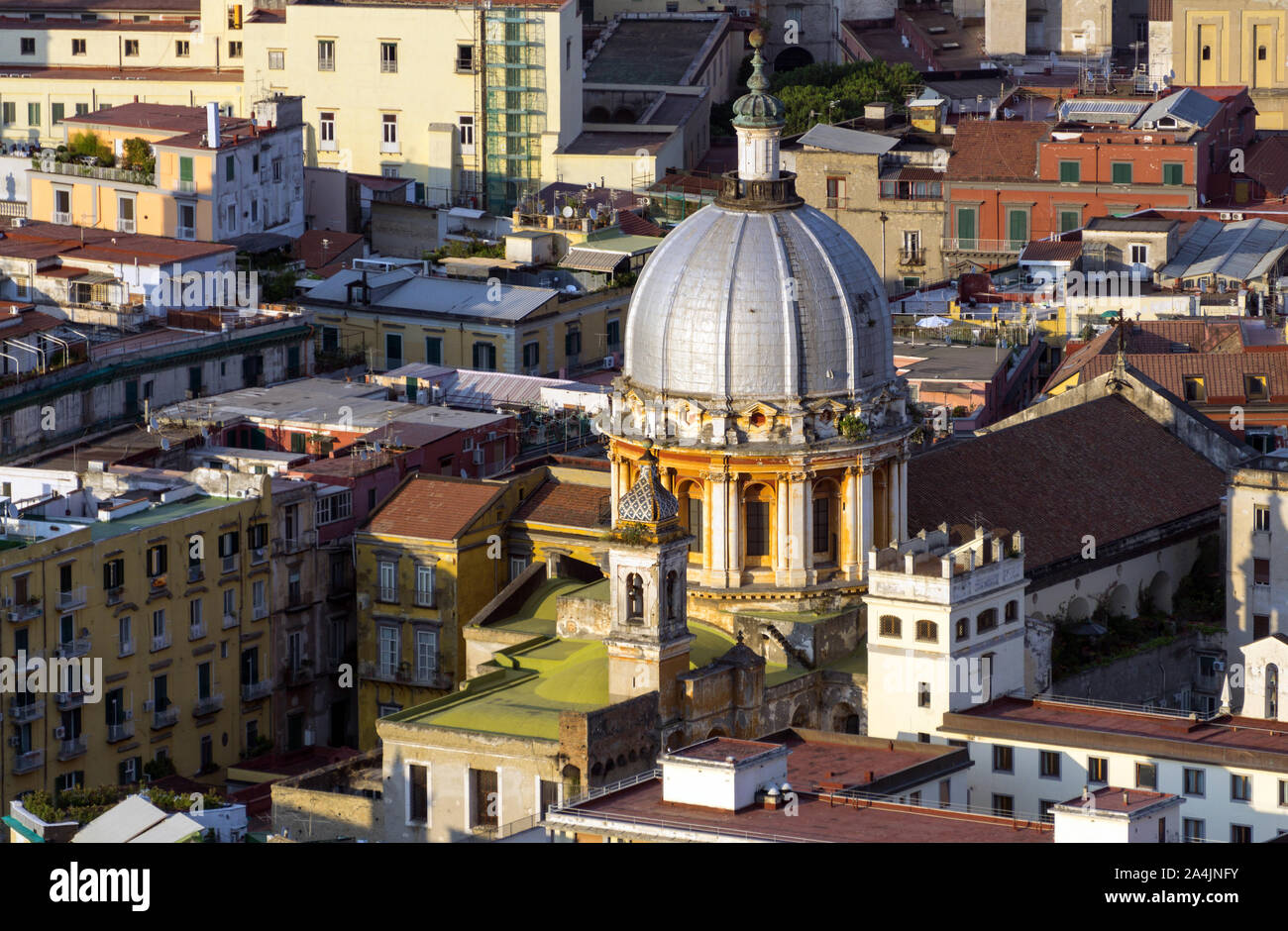 Italien, Kampanien, Neapel, Stadtbild von Castel Sant'Elmo gesehen, Basilica dello Spirito Santo Dom Stockfoto