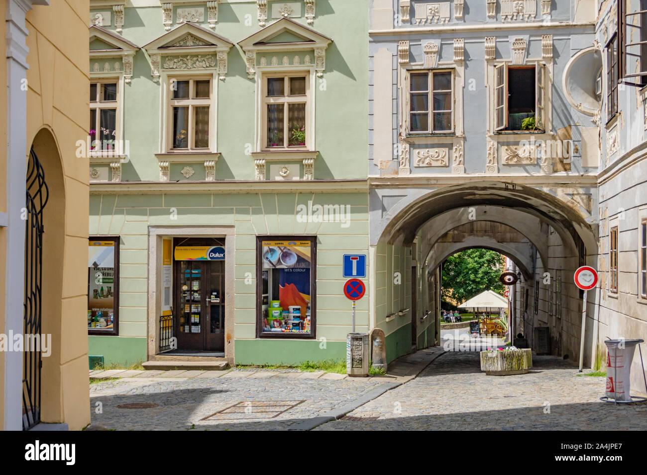 Zdar nad Sazavou - Tschechien - Juni 04, 2016: Historische Häuser Straßenszene in der Stadt des 'Trutnov", das heißt, Henry's Castle, South Stockfoto