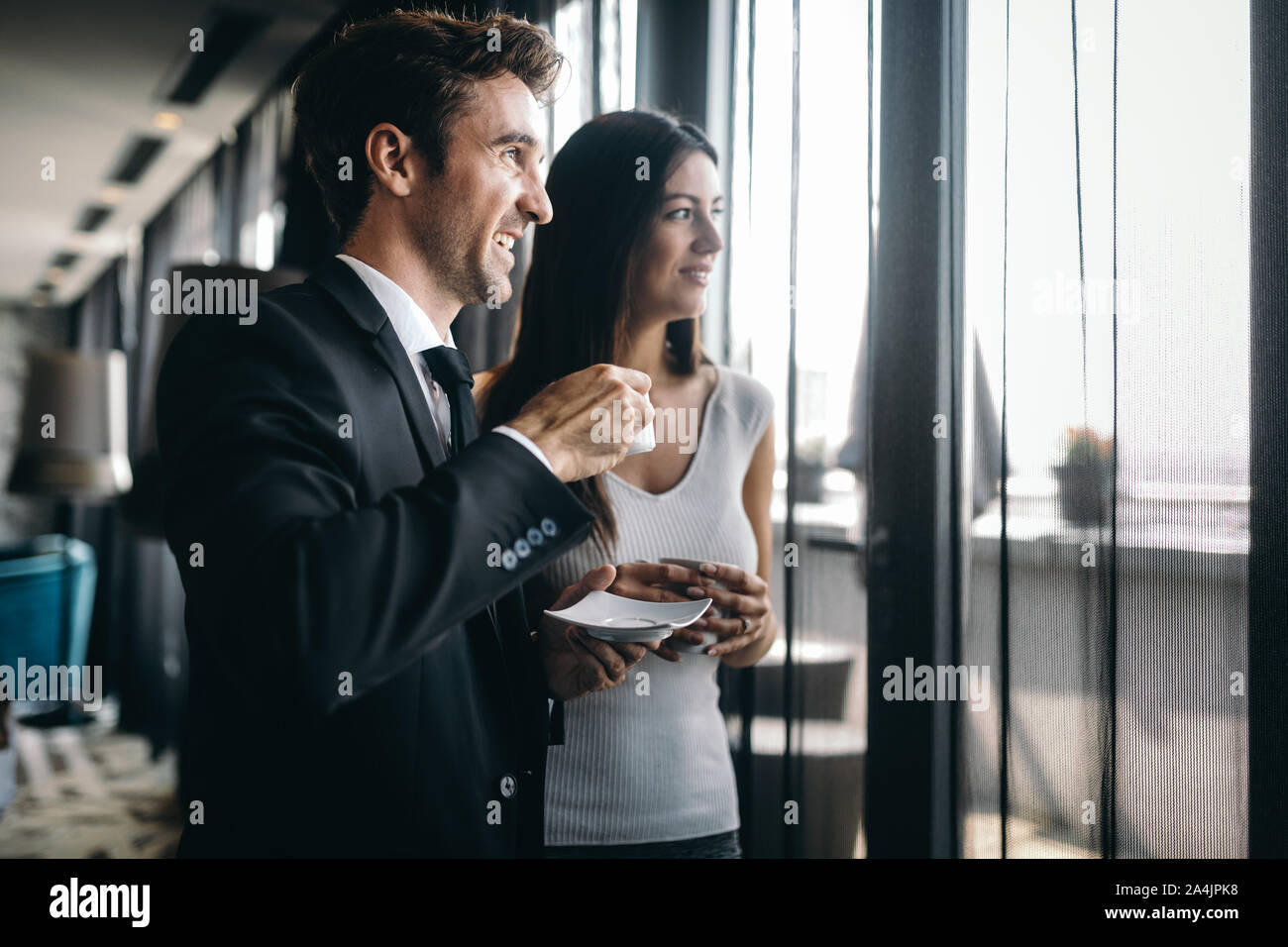 Schöne junge Paar miteinander zu reden und lächeln, während sie Kaffee genießen. Stockfoto