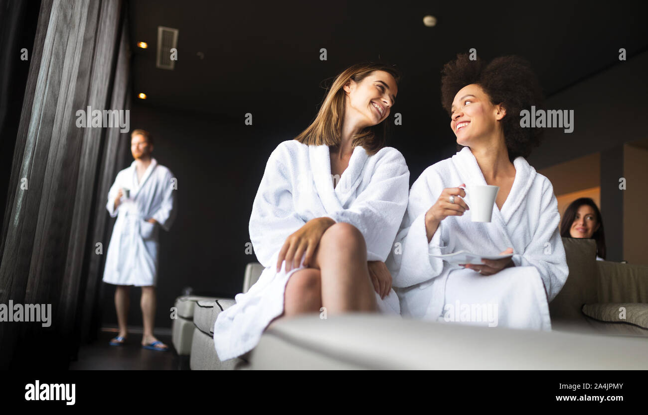 Frauen entspannen und Teetrinken in Roben Wellness Wochenende Stockfoto