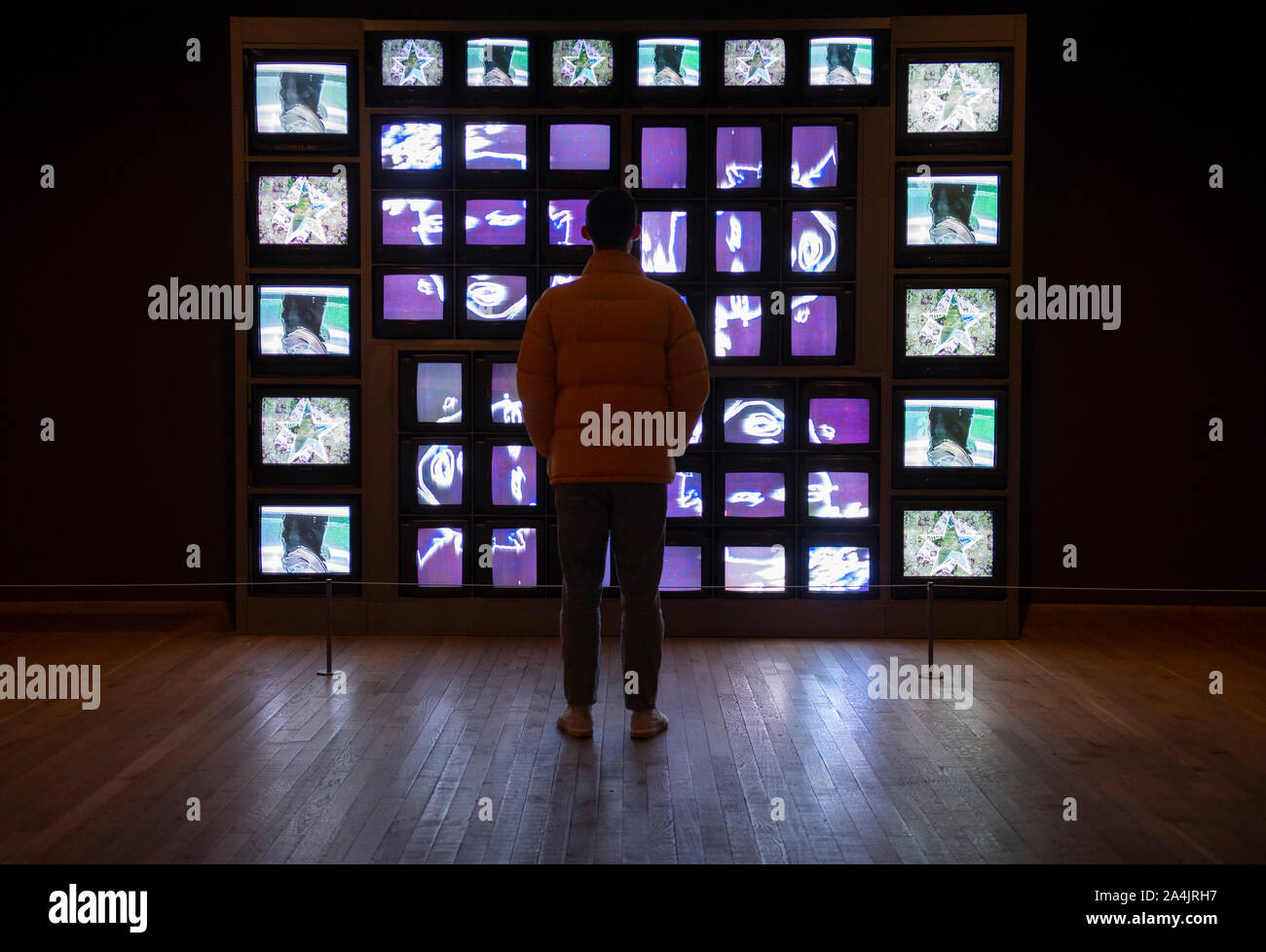 Tate Modern, London, UK. 15. Oktober 2019. Ausstellung bietet einen umfassenden Überblick über visionärer Künstler Nam June Paiks Karriere und bringt eine Vielzahl von Werken aus frühen Kompositionen, Roboter Skulpturen zu großen tv und blendenden voll - Rauminstallationen. Credit: Malcolm Park/Alamy Leben Nachrichten. Stockfoto