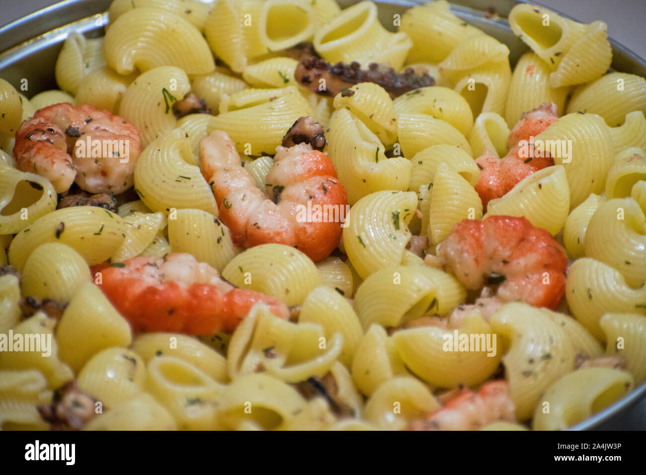 Meeresfrüchte Pasta mit Muscheln, Garnelen. Meeresfrüchte Cocktail aus der Nähe. Stockfoto