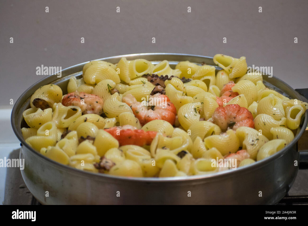 Meeresfrüchte Pasta mit Muscheln, Garnelen. Meeresfrüchte Cocktail aus der Nähe. Stockfoto