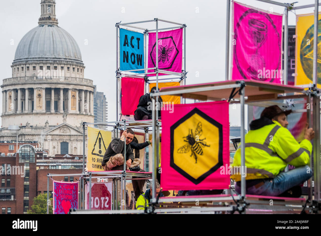 London, Großbritannien. 15 Okt, 2019. Aussterben Rebellion einrichten Strukturen outsde der Vorderseite des Tate Modern, wie in der Vorschau des Nam June Paik exhibitiongoes auf der Innenseite. Sie sind schnell von der Stadt London Polizei umgeben und mit Verhaftung gedroht, wenn sie nicht kommen. Credit: Guy Bell/Alamy leben Nachrichten Stockfoto