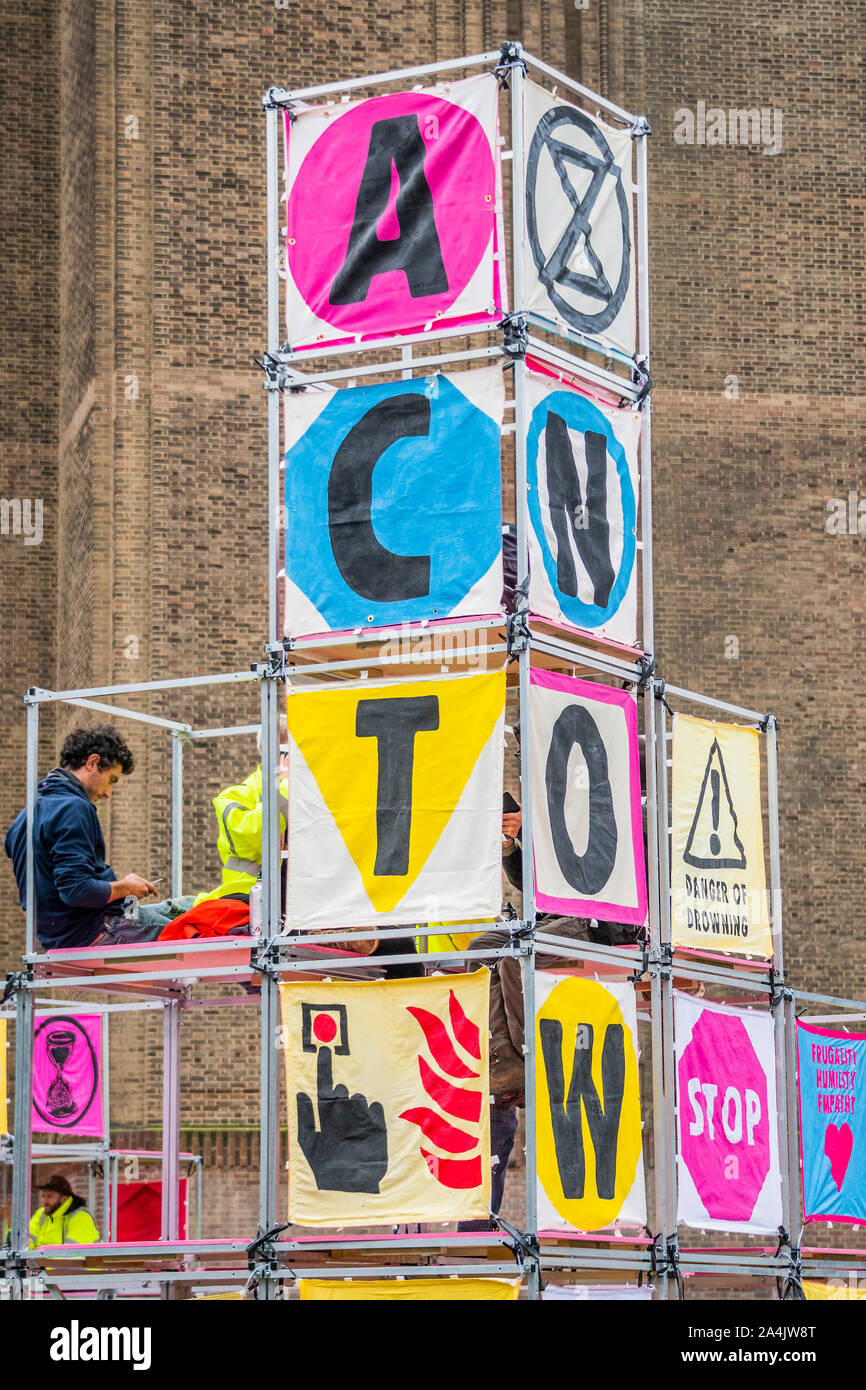 London, Großbritannien. 15 Okt, 2019. Aussterben Rebellion einrichten Strukturen outsde der Vorderseite des Tate Modern, wie in der Vorschau des Nam June Paik exhibitiongoes auf der Innenseite. Sie sind schnell von der Stadt London Polizei umgeben und mit Verhaftung gedroht, wenn sie nicht kommen. Credit: Guy Bell/Alamy leben Nachrichten Stockfoto