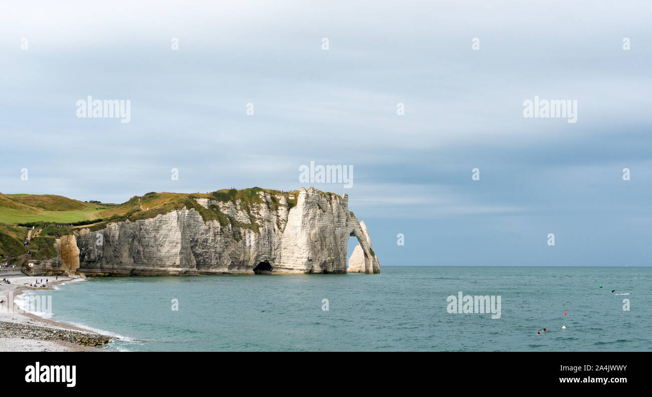 Blick auf den Golf von Etretat Felsen und Strand an der Küste der Normandie Stockfoto