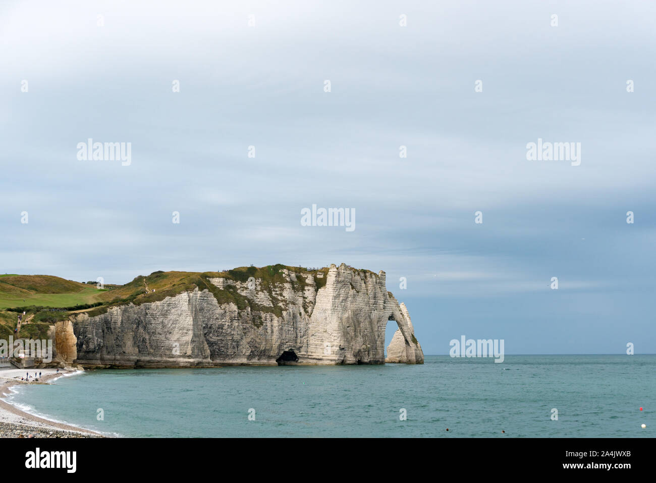 Blick auf den Golf von Etretat Felsen und Strand an der Küste der Normandie Stockfoto