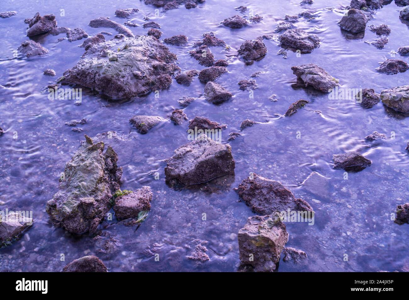Steine in der Mitte der Wasserstrahl Stockfoto