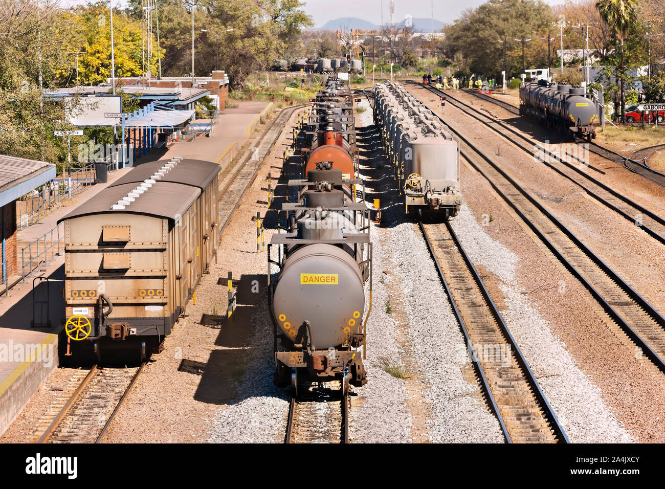 Bahnhof in Gaborone, paar Zeilen mit Wagen geparkt Stockfoto