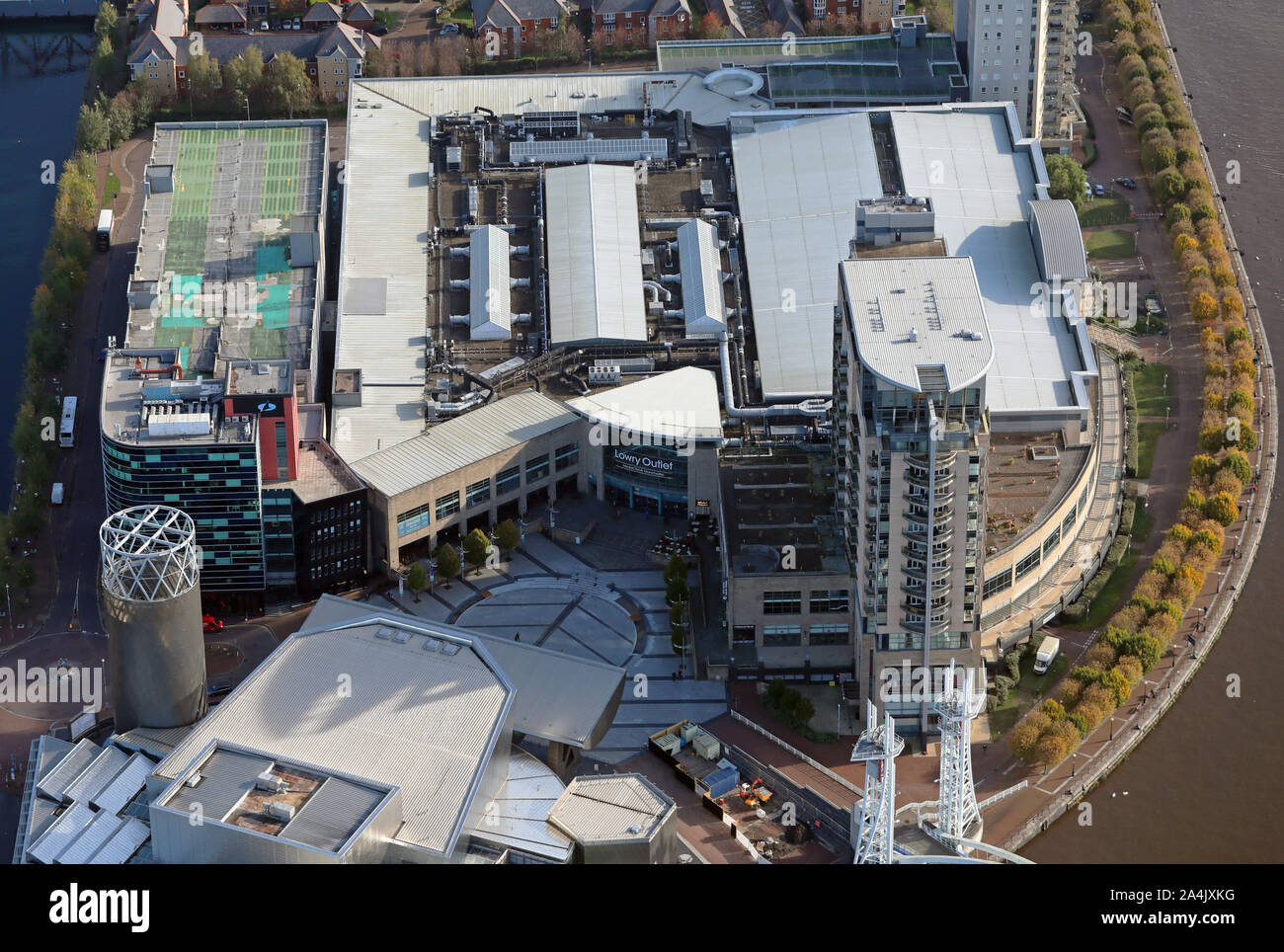 Luftaufnahme der Lowry Outlet Mall an der Salford Quays, Manchester, UK Stockfoto