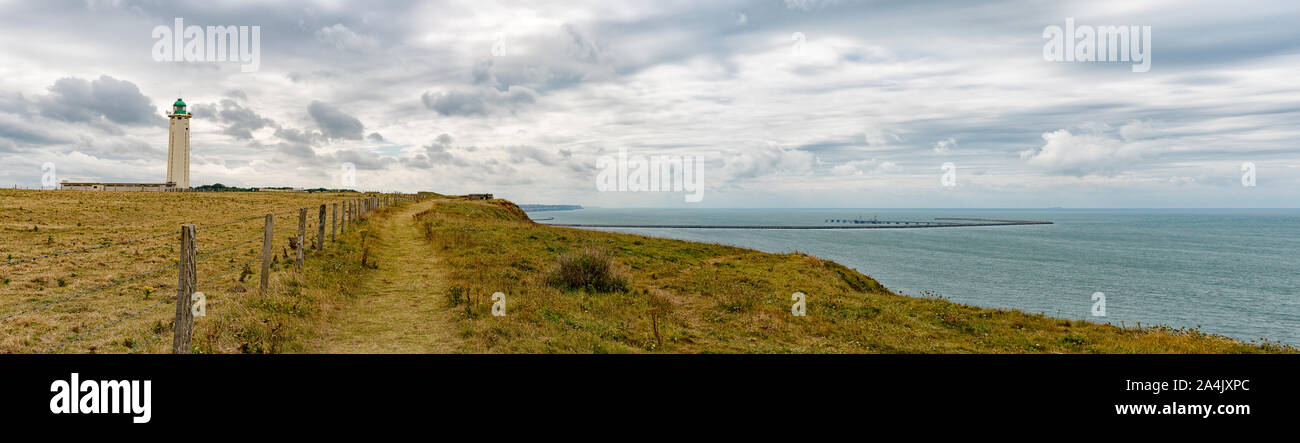 La-Poterie-de-Cap d'Antifer, Seine-Maritime/Frankreich - 14. August 2019: Panoramablick auf Meer und Küste mit grünen Wiesen und schroffen Klippen Stockfoto