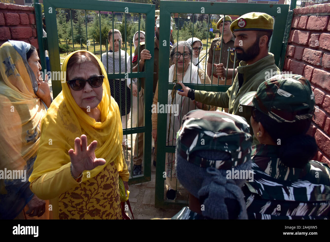 Die regierungstruppen Demonstranten während der Demonstration blockieren. Frauen in Kaschmir halten einen Protest gegen die Aufhebung von Artikel 370 durch die zentrale Regierung, die besonderen Status in Jammu und Kaschmir gewährt. Stockfoto