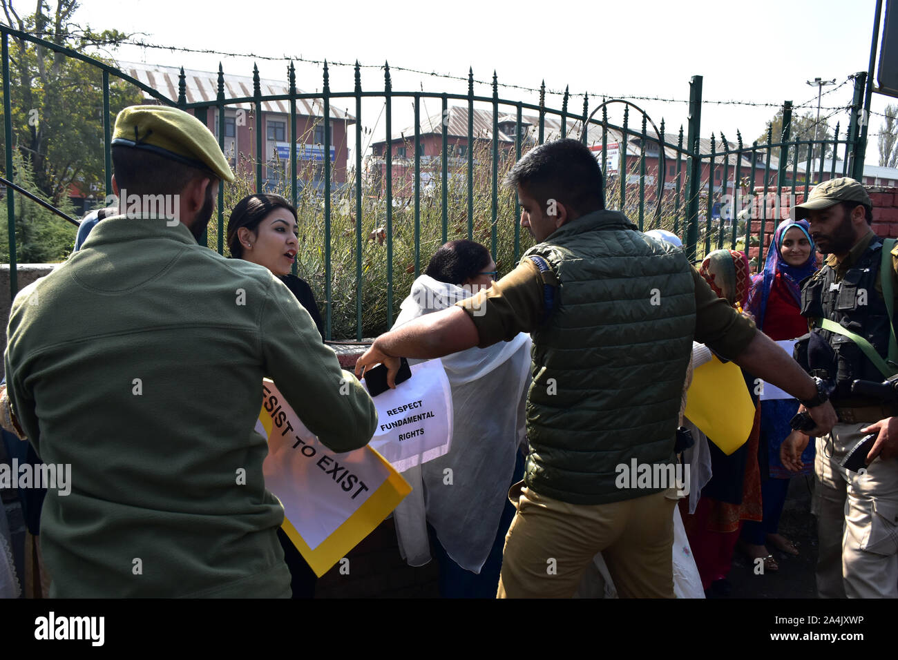 Die regierungstruppen Demonstranten während der Demonstration blockieren. Frauen in Kaschmir halten einen Protest gegen die Aufhebung von Artikel 370 durch die zentrale Regierung, die besonderen Status in Jammu und Kaschmir gewährt. Stockfoto