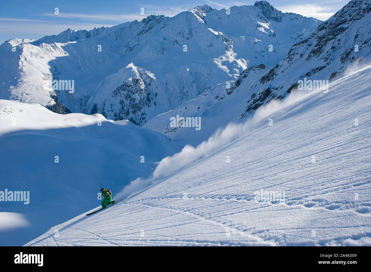 Tiefschneefahren in den österreichischen Alpen Stockfoto