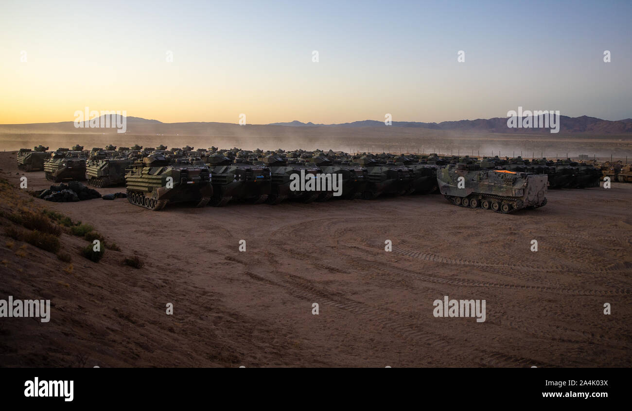 Us Marine Corps Angriff Amphibienfahrzeuge (AAV), vom Zweiten Marine Division (2d MARDIV), werden inszeniert in einem Motor pool Menge am Lager Wilson, Marine Air Ground Combat Center, Twentynine Palms, Kalifornien, Oktober 6, 2019. Die rohrbelüfter wird in 2D MARDIV der Ausführung der MAGTF Warfighting Übung (Mwx) 1-20, von Mitte Oktober bis Anfang November genutzt werden. MWX ist der größte Betrieb werden durch 2D-MARDIV in mehreren Jahrzehnten durchgeführt. (U.S. Marine Corps Foto von Pfc. Patrick König) Stockfoto