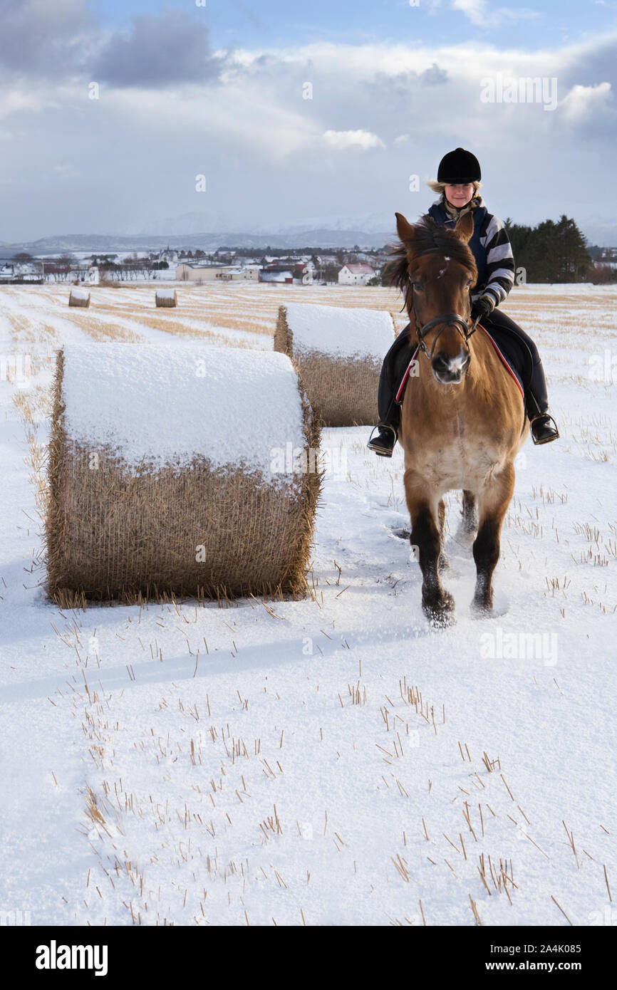 Mädchen reiten in Vigra Stockfoto