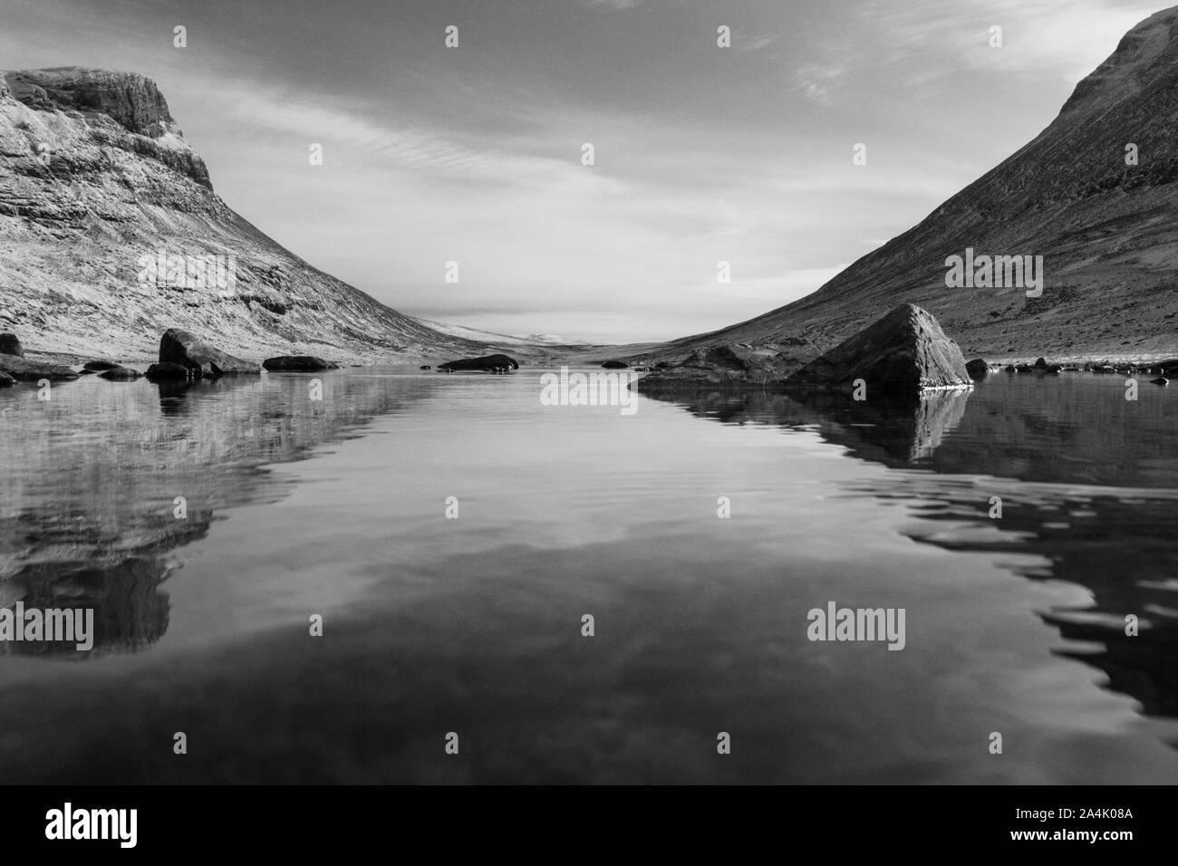 Snowy Mountains an einem kalten See Stockfoto