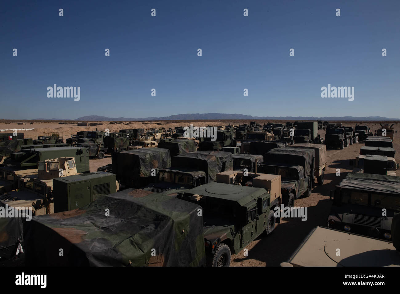 Us-Marines mit 10 Marine Regiment, zweite Marine Division (2d MARDIV) Bühne Fahrzeuge auf Lager Wilson, Marine Air Ground Combat Center, Twentynine Palms, Kalifornien, 13. Oktober 2019. Das Regiment ist die Durchführung von verschiedenen Arten von Trainings in Vorbereitung 2d MARDIV während der Ausführung der MAGTF Warfighting Übung 1-20 (Mwx), der größte Betrieb der Division werden in mehreren Jahrzehnten eingestellt ist zu unterstützen. (U.S. Marine Corps Foto von Lance Cpl. Reine Whitaker) Stockfoto