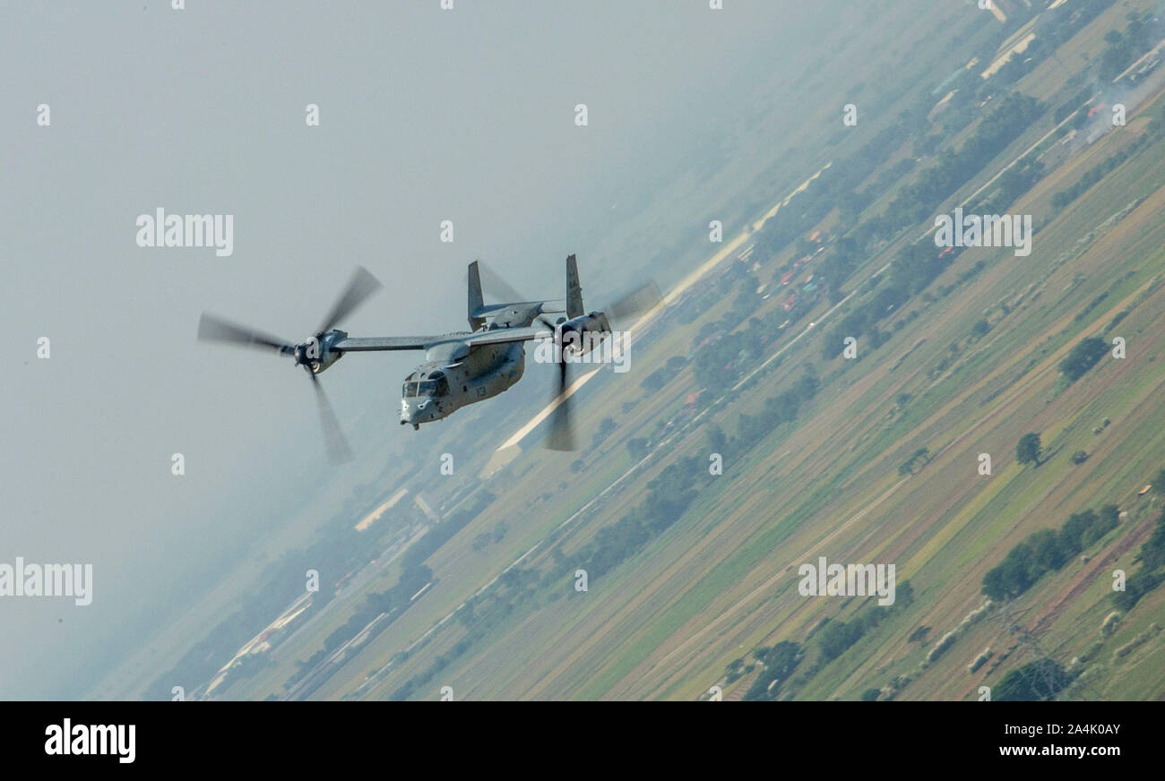 Eine MV-22 Osprey mit Marine Medium Tiltrotor Squadron (VMM) 163 (verstärkt), 11 Marine Expeditionary Unit (MEU), fliegen in Richtung amphibisches Schiff USS Boxer (LHD4) während der Übung KAMANDAG 3, Okt. 12, 2019. KAMANDAG hilft teilnehmenden Kräfte eine hohe Bereitschaft und Reaktionsfähigkeit, und verbessert die kombinierten militärischen Beziehungen, Interoperabilität und multinationalen Koordinierung. (U.S. Marine Corps Foto von Sgt. Matthäus Teutsch) Stockfoto