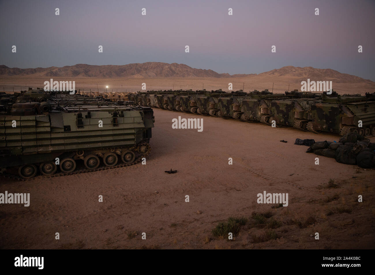 Us Marine Corps Angriff Amphibienfahrzeuge (AAV), vom Zweiten Marine Division (2d MARDIV), werden inszeniert in einem Motor pool Menge am Lager Wilson, Marine Air Ground Combat Center, Twentynine Palms, Kalifornien, Oktober 6, 2019. Die rohrbelüfter wird in 2D MARDIV der Ausführung der MAGTF Warfighting Übung (Mwx) 1-20, von Mitte Oktober bis Anfang November genutzt werden. MWX ist der größte Betrieb werden durch 2D-MARDIV in mehreren Jahrzehnten durchgeführt. (U.S. Marine Corps Foto von Pfc. Patrick König) Stockfoto