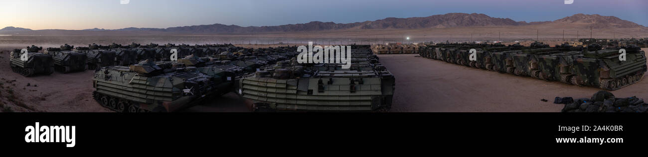 Us Marine Corps Angriff Amphibienfahrzeuge (AAV), vom Zweiten Marine Division (2d MARDIV), werden inszeniert in einem Motor pool Menge am Lager Wilson, Marine Air Ground Combat Center, Twentynine Palms, Kalifornien, Oktober 6, 2019. Die rohrbelüfter wird in 2D MARDIV der Ausführung der MAGTF Warfighting Übung (Mwx) 1-20, von Mitte Oktober bis Anfang November genutzt werden. MWX ist der größte Betrieb werden durch 2D-MARDIV in mehreren Jahrzehnten durchgeführt. (U.S. Marine Corps Foto von Pfc. Patrick König) Stockfoto
