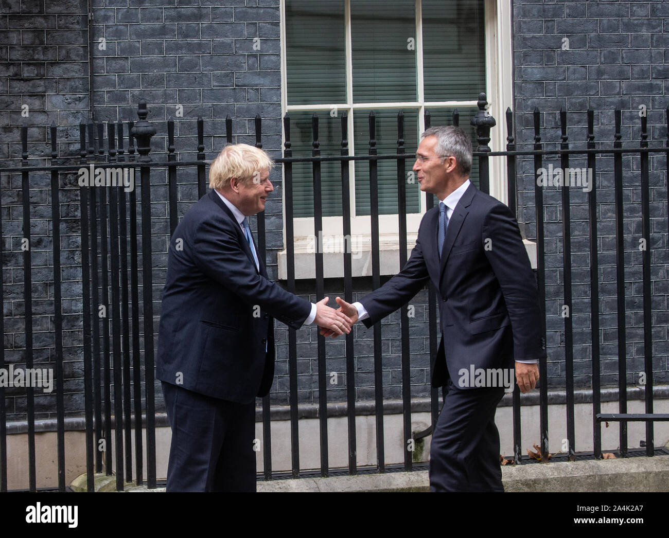 London, Großbritannien. 15 Okt, 2019. Der britische Premierminister, Boris Johnson trifft NATO-Generalsekretär, Jens Stoltenberg für Gespräche in Downing Street 10. Credit: Tommy London/Alamy leben Nachrichten Stockfoto