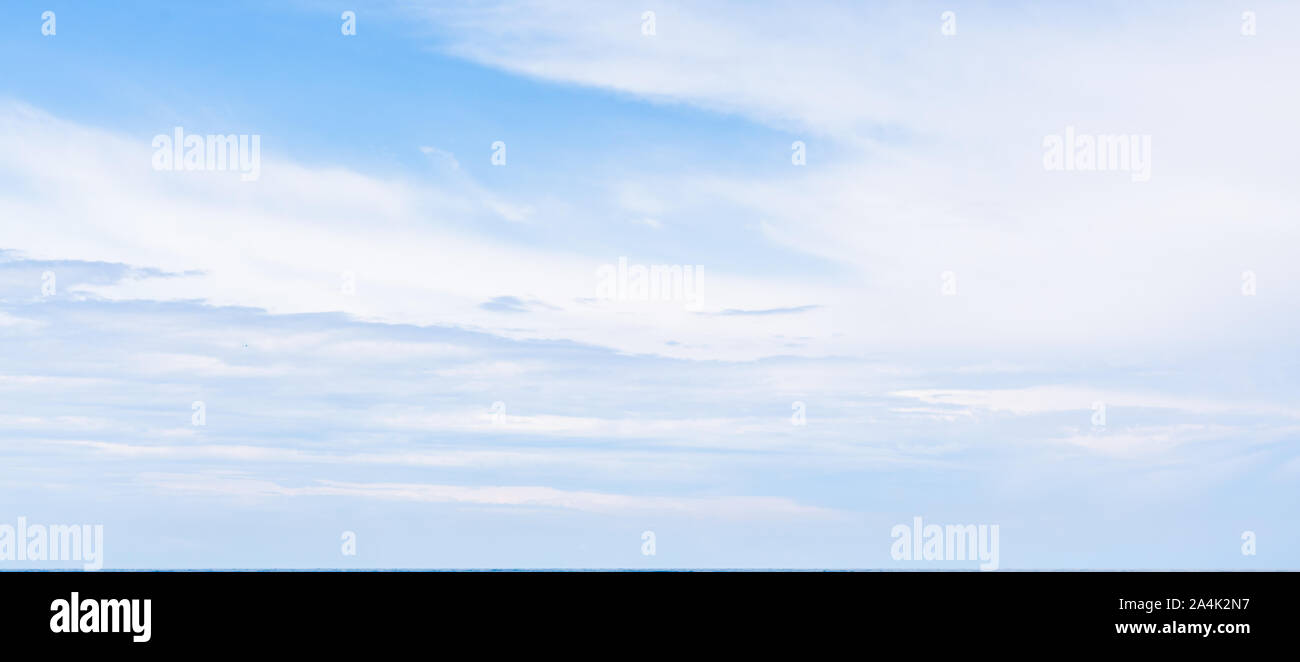 Bewölkt blauer Himmel mit weißen Wolken auf einer tagsüber, natürlichen Hintergrund Foto Stockfoto