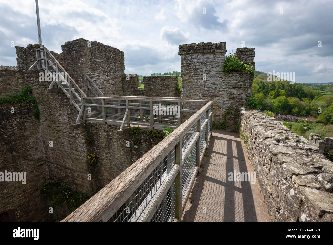 Ludlow Castle, Shropshire, England. Attika am Großen Turm mit Aussicht auf die umliegende Landschaft. Stockfoto