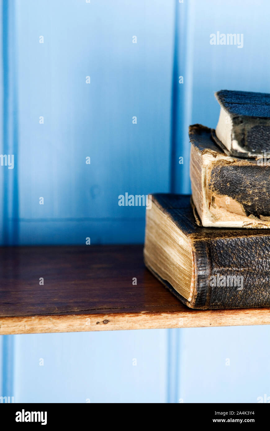 Alte Bücher in einem Regal Stockfoto