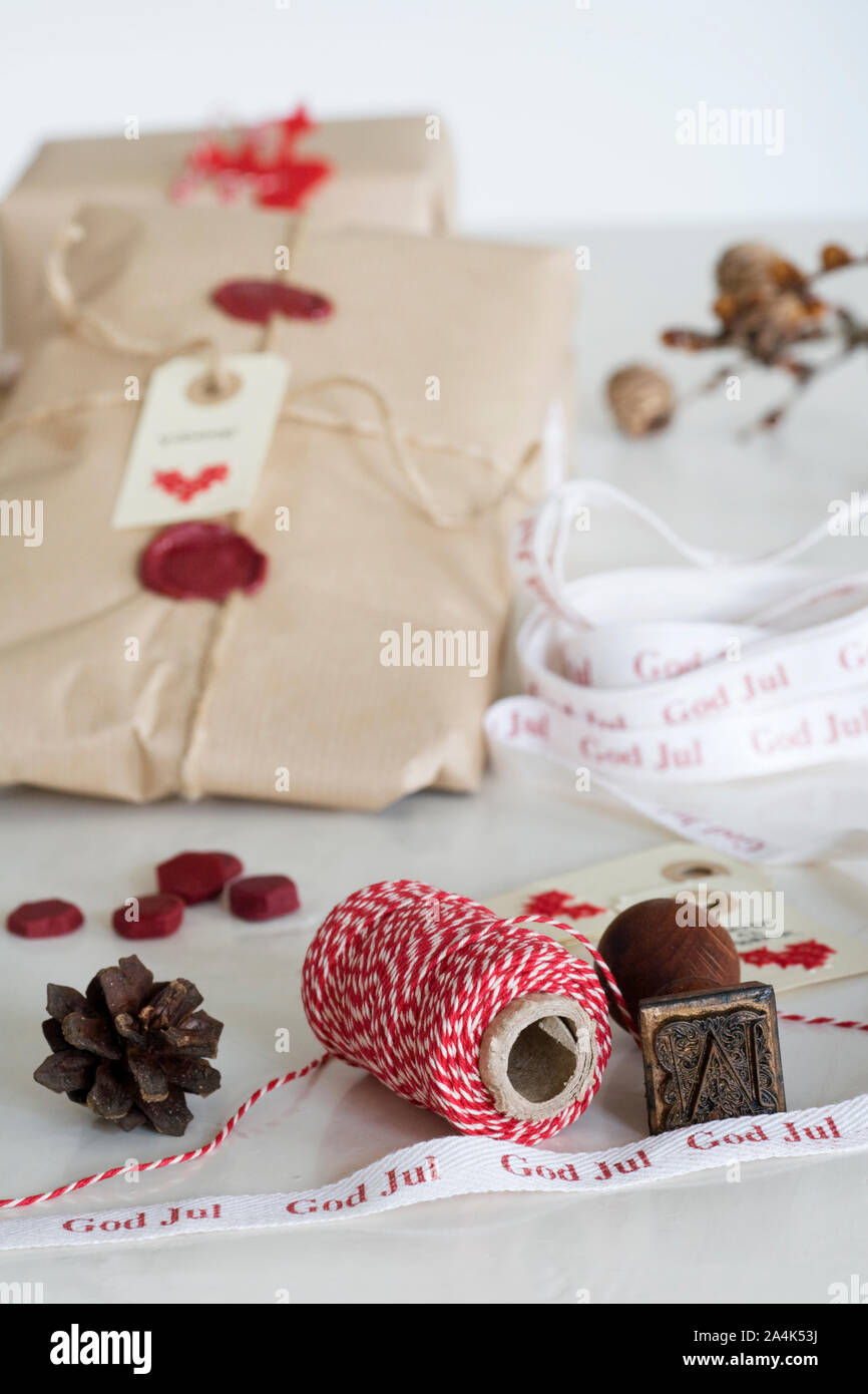 Schöne selbstgemachte Geschenke verpackt - Weihnachtsgeschenk - Bänder  Stockfotografie - Alamy